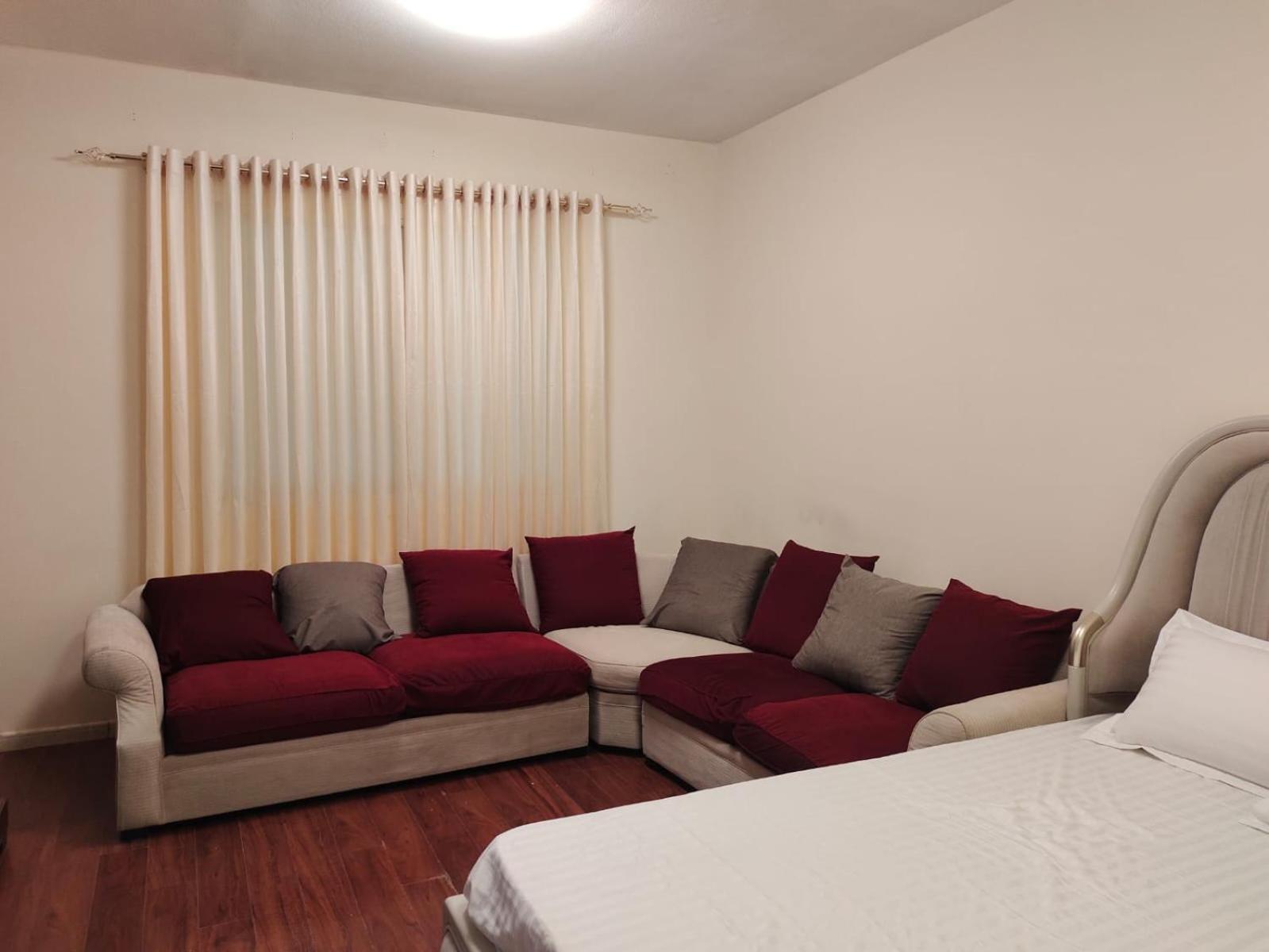 Arnim Suite - 3 Bedrooms Apartment Sharjah Bagian luar foto