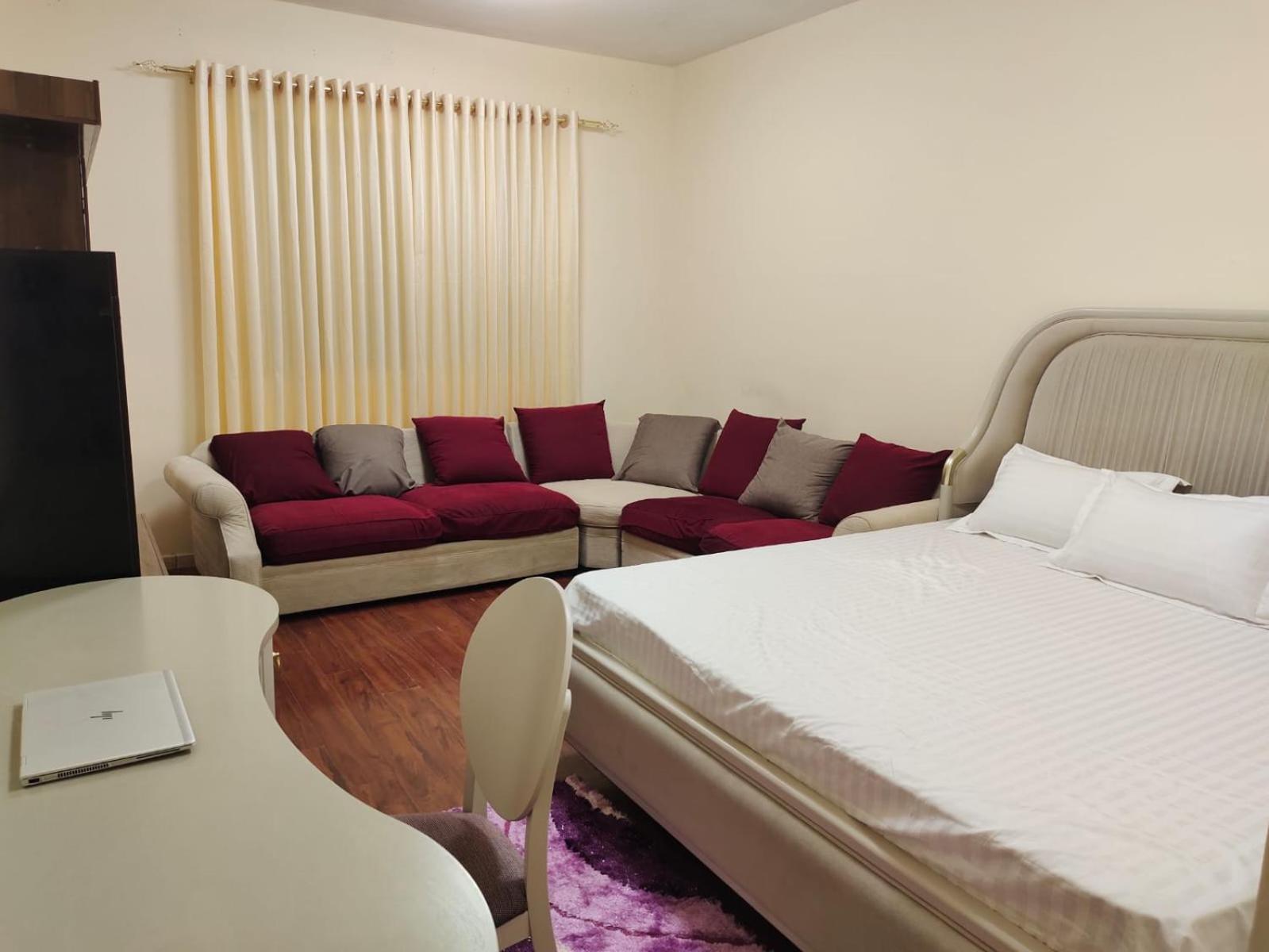 Arnim Suite - 3 Bedrooms Apartment Sharjah Bagian luar foto