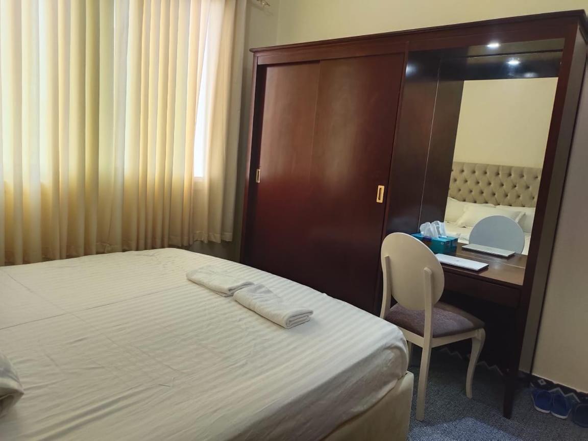 Arnim Suite - 3 Bedrooms Apartment Sharjah Bagian luar foto