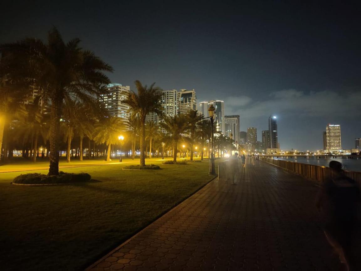 Arnim Suite - 3 Bedrooms Apartment Sharjah Bagian luar foto