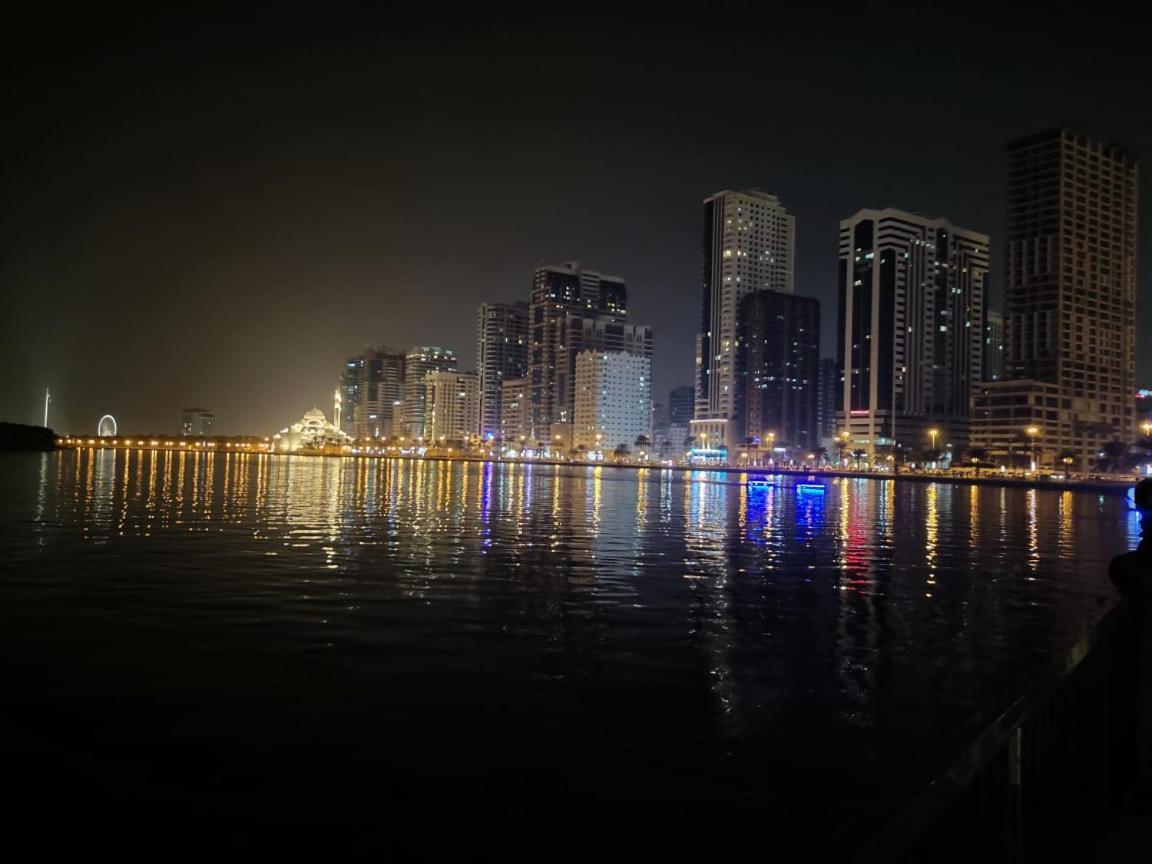 Arnim Suite - 3 Bedrooms Apartment Sharjah Bagian luar foto