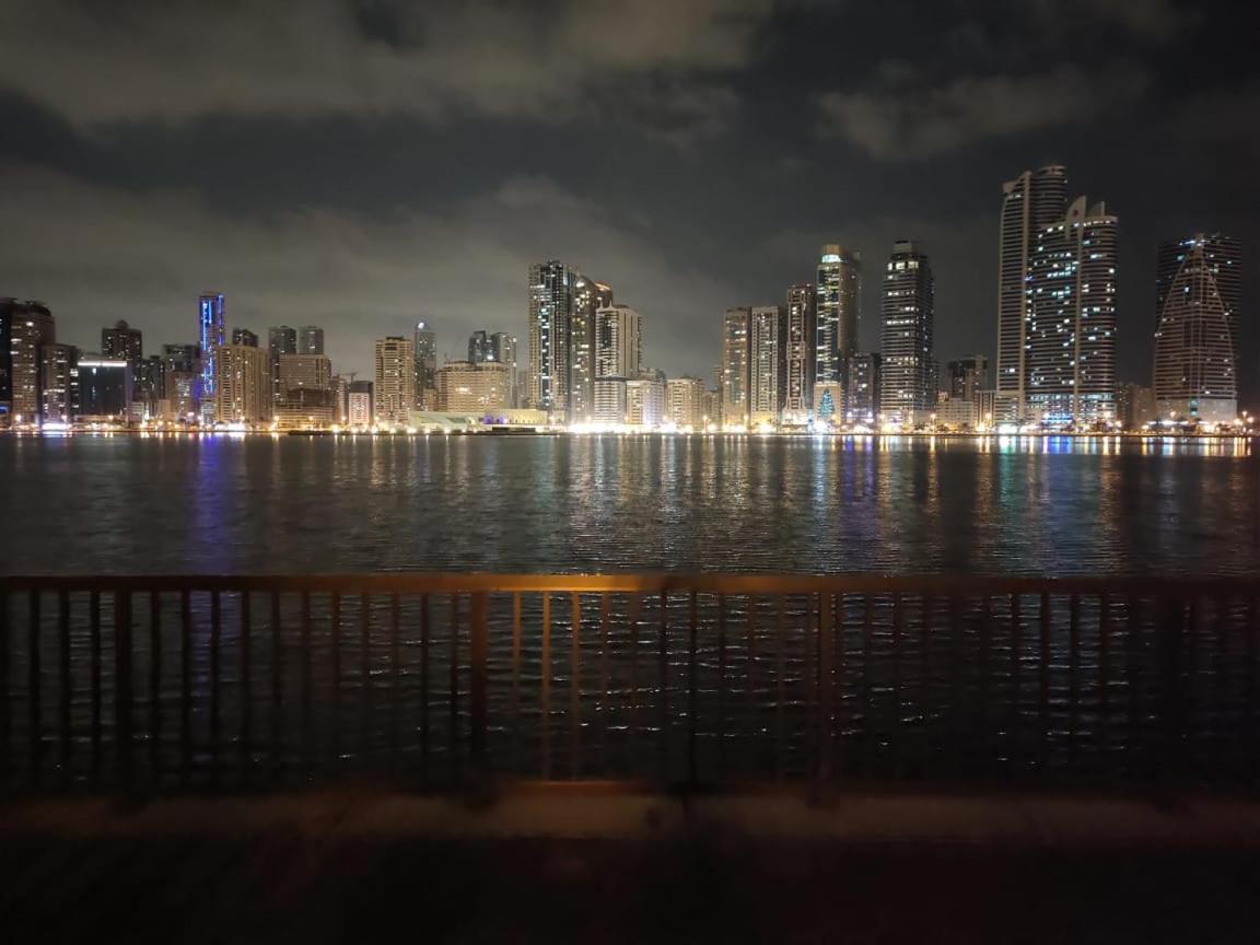 Arnim Suite - 3 Bedrooms Apartment Sharjah Bagian luar foto
