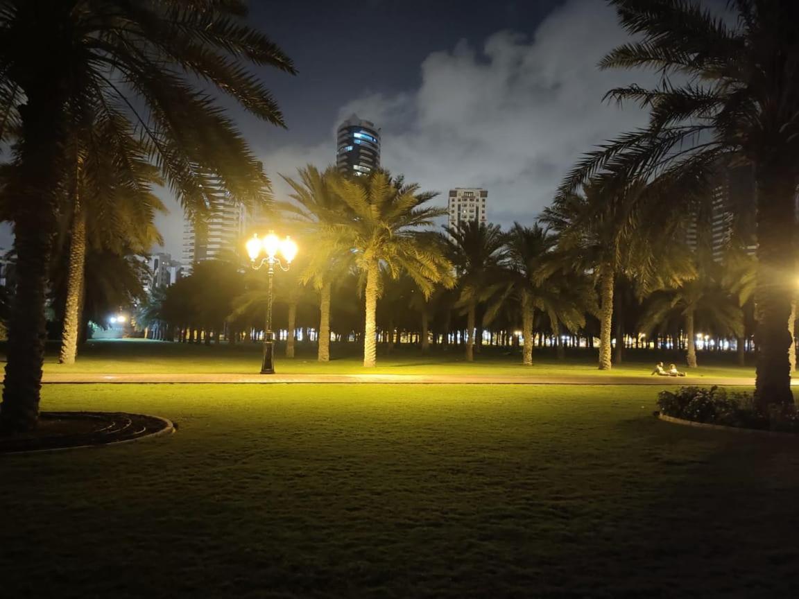 Arnim Suite - 3 Bedrooms Apartment Sharjah Bagian luar foto